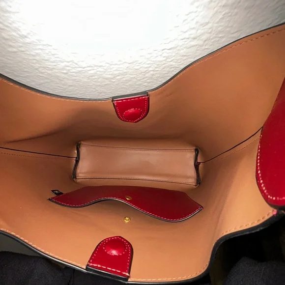 Coach Red Leather Shoulder Bag with Glossy Finish - Picture 5 of 5